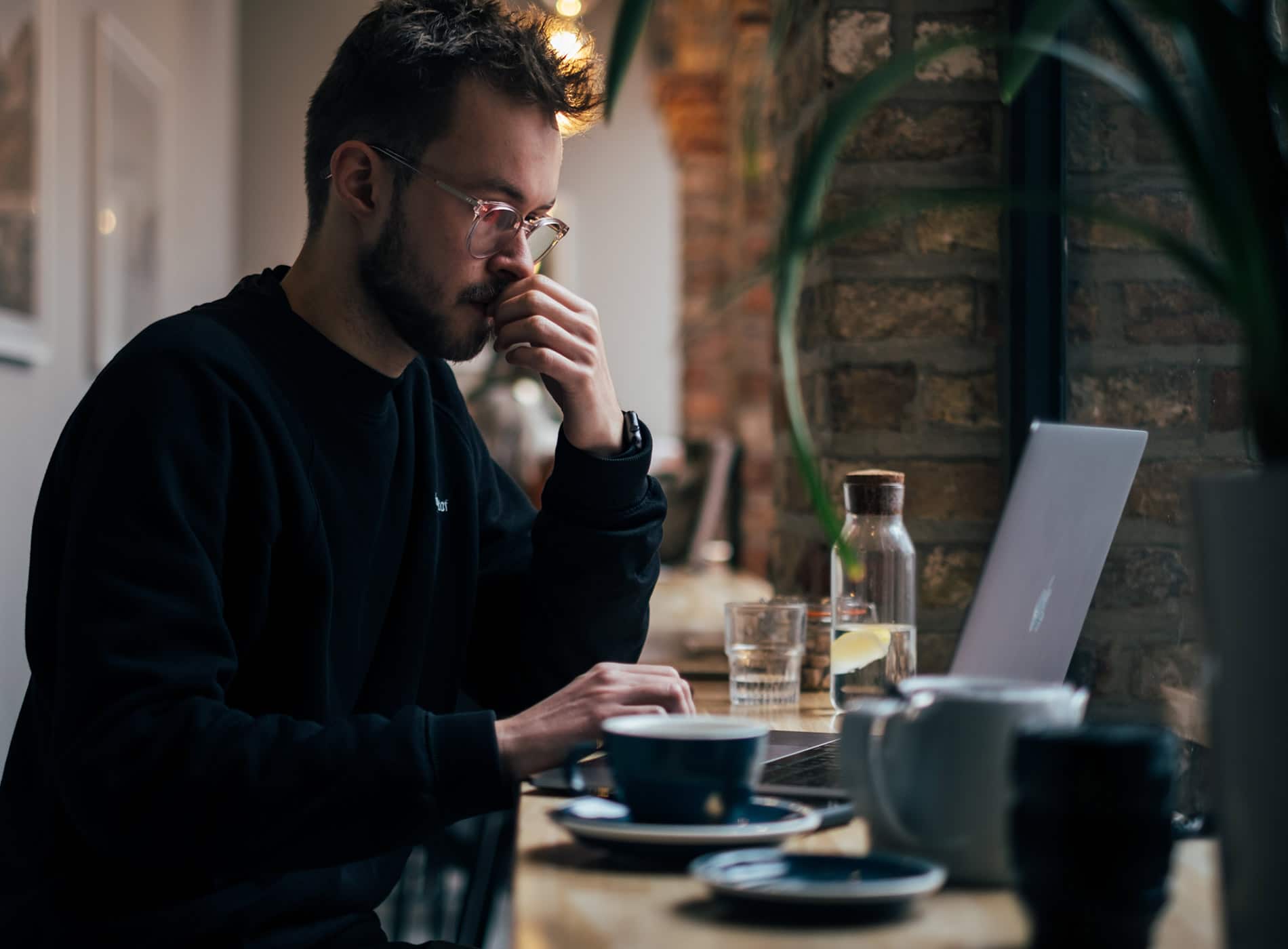 laptop-man-cafe